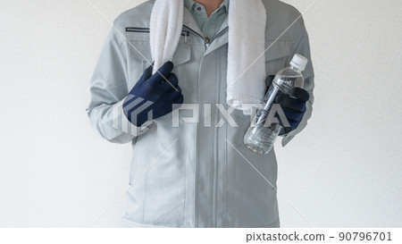 Men in work clothes with PET bottles | Image of measures against heat stroke in the construction industry Men in work clothes with PET bottles | Image of measures against heat stroke in the construction industry 90796701