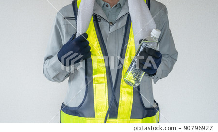 穿著帶 PET 瓶的工作服的男士 | 建築業中暑措施的形象 90796927
