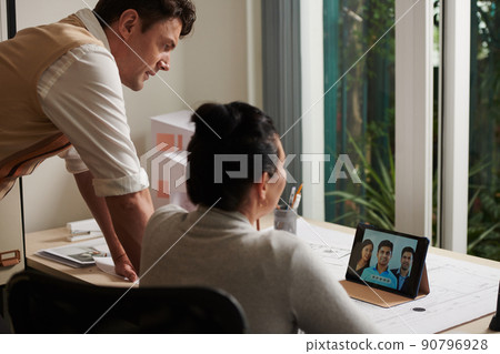 Online Meeting with Investors 90796928