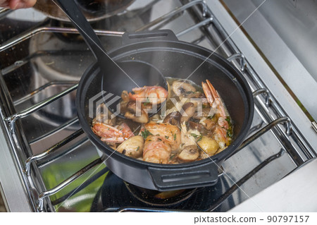 蝦ahillo（ajillo）蝦用大蒜和橄欖油 90797157