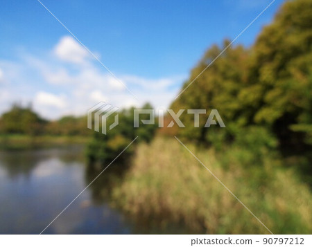 背景的模糊材料,著色開始時的水邊 背景的模糊材料,著色開始時的水邊 90797212