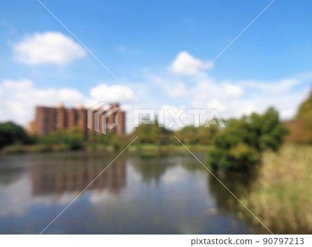 背景的模糊材料・已開始與公寓一起著色的水邊風景 背景的模糊材料・已開始與公寓一起著色的水邊風景 90797213