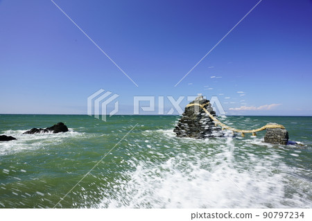 Futami couple Iwanami splash blue sky back 90797234