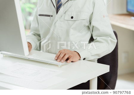 一個穿著工作服在電腦上工作的男人的手 一個穿著工作服在電腦上工作的男人的手 90797768