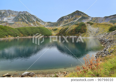 富山縣立山室堂的御藏池 富山縣立山室堂的御藏池 90798010