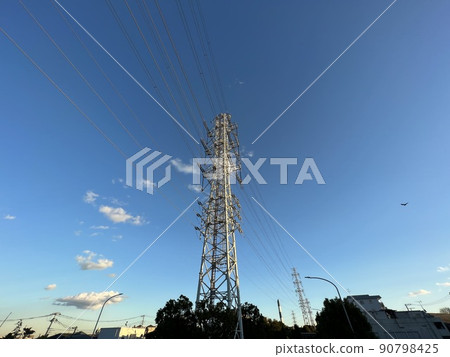 輸電塔和藍天 90798425