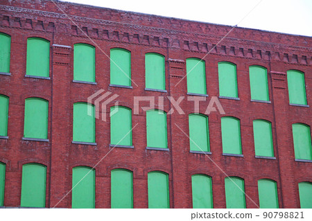 The red bricks and the green windows The red bricks and the green windows 90798821