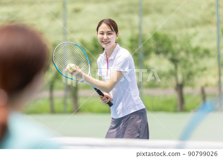 A woman enjoying tennis 90799026