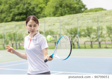 一個女人享受網球 一個女人享受網球 90799051