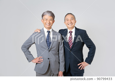 兩名身穿西裝、雙肩交叉、雙手放在臀部的高級男子的畫像 兩名身穿西裝、雙肩交叉、雙手放在臀部的高級男子的畫像 90799433