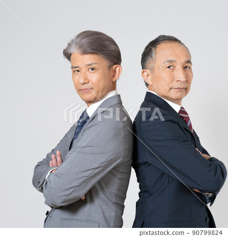 兩名身穿西裝並背靠背站立的高級男子的方形肖像 90799824