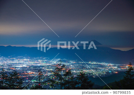 從阿瑪瑞山（山梨縣）看到的甲府盆地夜景和富士山 90799835
