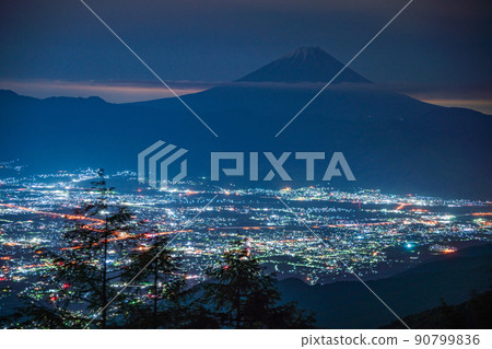 從阿瑪瑞山（山梨縣）看到的甲府盆地夜景和富士山 90799836