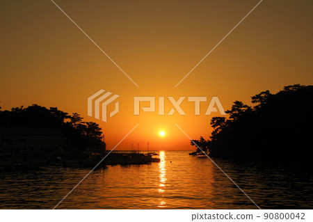 A small island in the Ariake Sea and a view of the sunrise A small island in the Ariake Sea and a view of the sunrise 90800042