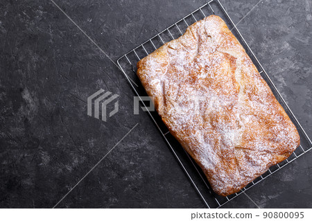 Crunchy pie with icing sugar 90800095