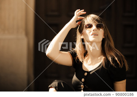 fashion woman in sunglasses on street 90800186