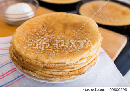 cooking traditional pancakes from wheat flour in the kitchen 90800398