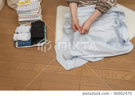 [Middle housewife's housework scene that folds laundry Y-shirt] 90802470
