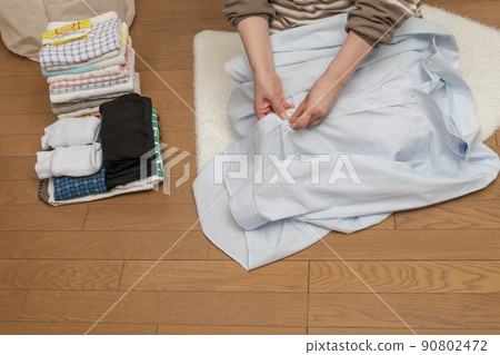[Middle housewife's housework scene that folds laundry Y-shirt] 90802472