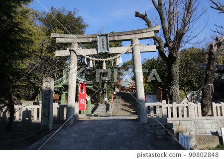 鳥居門上俯瞰豐中市服部綠地公園附近的長光寺住吉神社 90802848