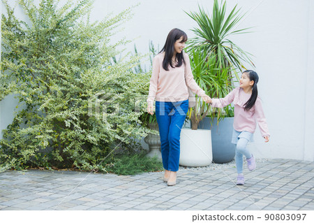 Outdoor parent and child elementary school students Outdoor parent and child elementary school students 90803097