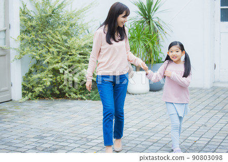 Outdoor parent and child elementary school students 90803098