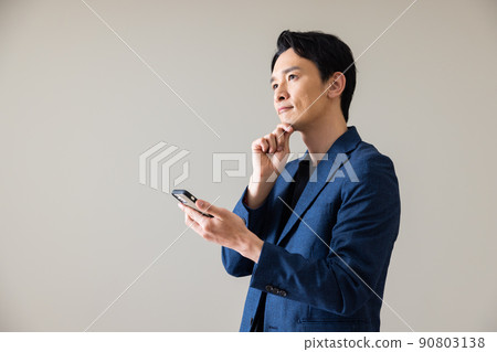 一個男性與智能手機 90803138