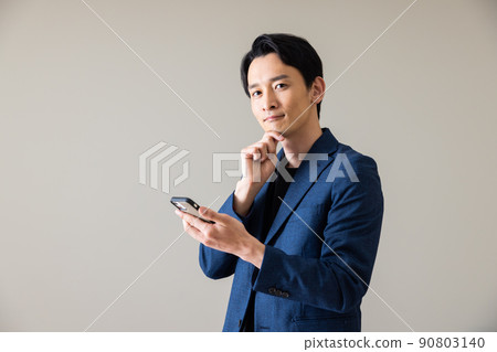 一個男性與智能手機 一個男性與智能手機 90803140