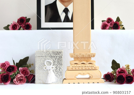 An urn and a mortuary tablet placed in front of the deceased. Image of funeral altar 2 An urn and a mortuary tablet placed in front of the deceased. Image of funeral altar 2 90803157