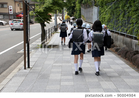 通勤上學的小學生 90804984