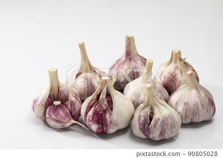 白色背景上的新大蒜 90805028