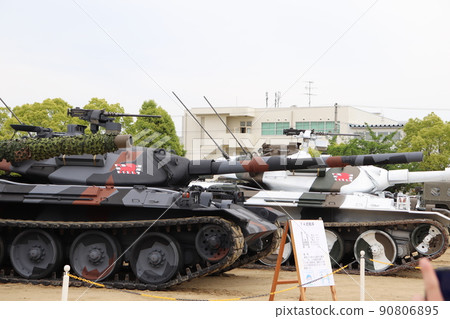 具有多功能迷彩和冬季迷彩的74式坦克 具有多功能迷彩和冬季迷彩的74式坦克 90806895