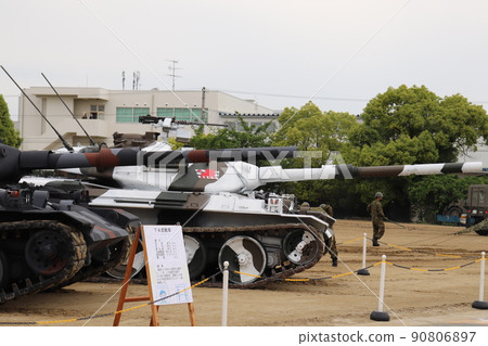 陸上自衛隊 74 式冬季偽裝坦克 陸上自衛隊 74 式冬季偽裝坦克 90806897