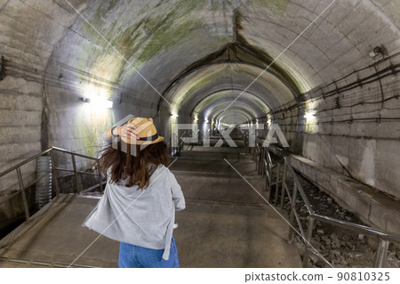 上越線土愛站的地下樓梯,即使在盛夏也很涼爽 上越線土愛站的地下樓梯,即使在盛夏也很涼爽 90810325