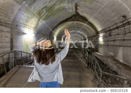 上越線土愛站的地下樓梯,即使在盛夏也很涼爽 上越線土愛站的地下樓梯,即使在盛夏也很涼爽 90810326