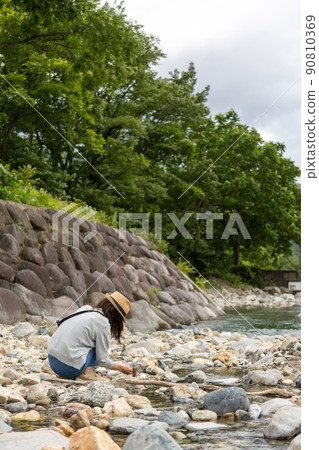 谷川山的清澈溪流、由美曾川的河岸 谷川山的清澈溪流、由美曾川的河岸 90810369