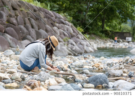 谷川山的清澈溪流、由美曾川的河岸 谷川山的清澈溪流、由美曾川的河岸 90810371