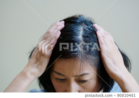Hair up of middle-aged women Image of hair troubles such as white hair and uneven dyeing 90810481