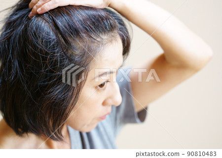 中年婦女的髮型 頭髮問題的形象，如白髮和染色不均勻 90810483