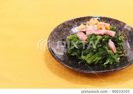 Stir-fried spinach with bacon and side dishes Stir-fried spinach with bacon and side dishes 90810505