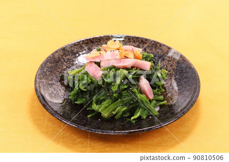 Stir-fried spinach with bacon and side dishes Stir-fried spinach with bacon and side dishes 90810506