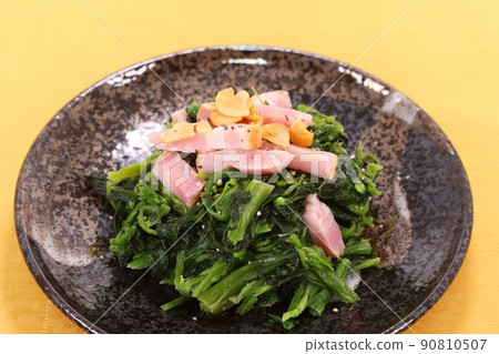 Stir-fried spinach with bacon and side dishes Stir-fried spinach with bacon and side dishes 90810507