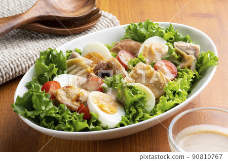 桌上的烤雞大腿雞肉沙拉 90810767
