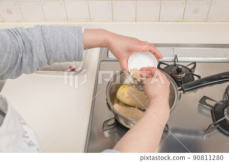 [Put the bran in the pot without the bamboo shoots] 90811280