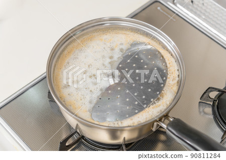 【竹筍焯水,撈出不灑,蓋上鍋蓋,煮開】 【竹筍焯水,撈出不灑,蓋上鍋蓋,煮開】 90811284