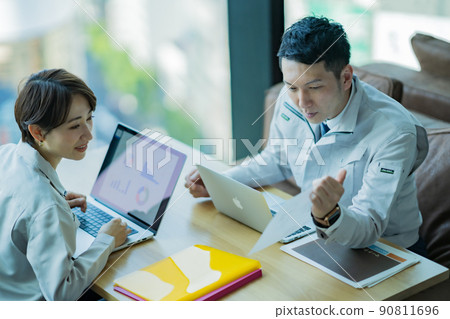A major developer in a uniform having a meeting in a skyscraper 90811696