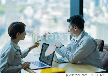 A major developer in a uniform having a meeting in a skyscraper 90811698