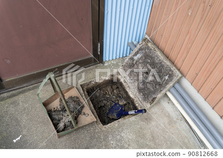 Cleaning the sewers of a house 90812668