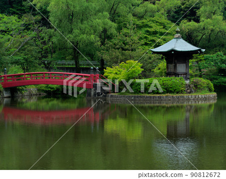 新鮮的綠色常光寺公園六角堂 新鮮的綠色常光寺公園六角堂 90812672