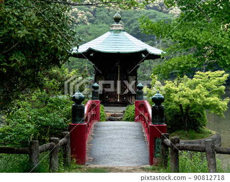 新鮮的綠色常光寺公園六角堂 新鮮的綠色常光寺公園六角堂 90812718